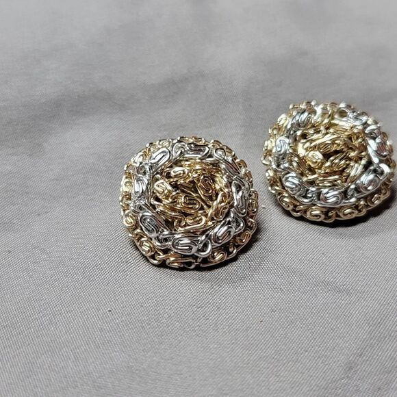 Vintage 40s/50s round clip-on earrings with gold and silver-tone filigree design - Picture 9 of 11